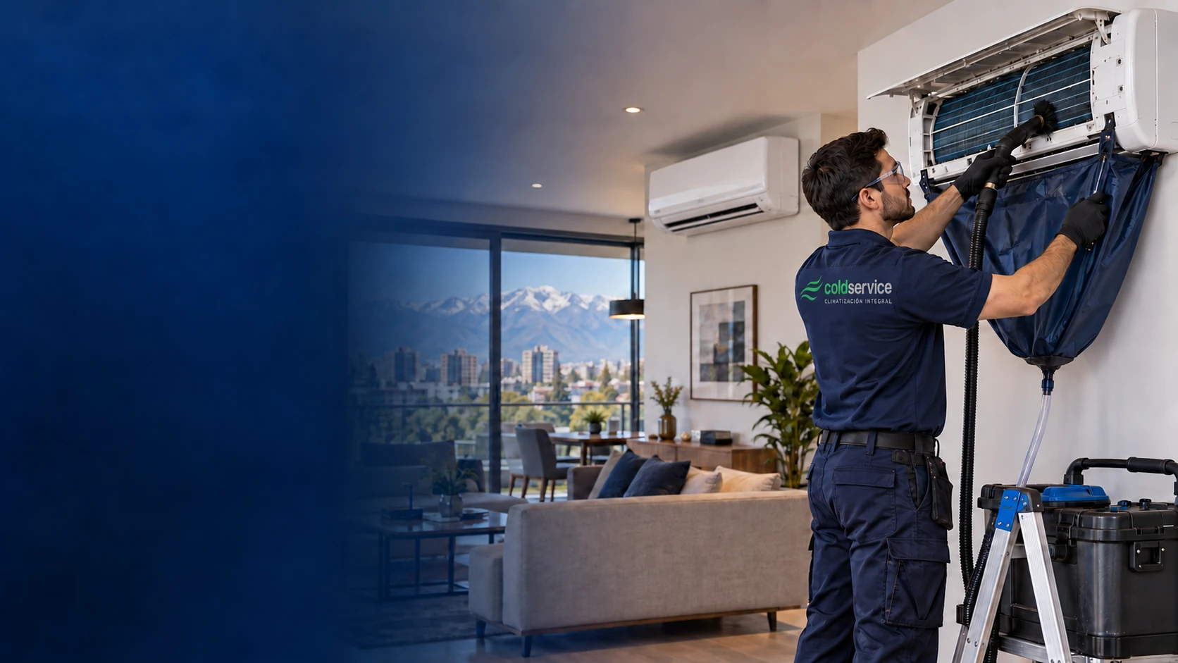 Técnico de Cold Service realizando mantenimiento de aire acondicionado en Santiago
